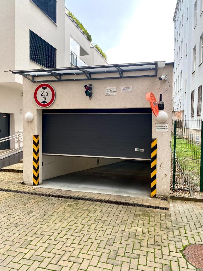 The Elite Suite Downtown A/C & Garage Parking Bratislava Exterior foto